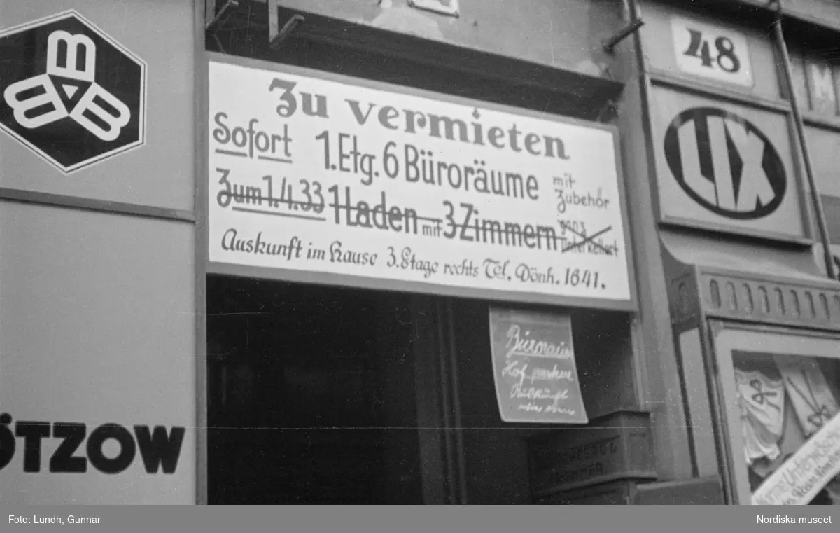 Motiv: Tyskland, Berlin bl. a. Friedrichstrasse;
Detalj av fasad med skylt "Zu vermieten ...", skylt "Warum kommen Sie nicht zu uns? ....", en man säljer tidningar.

Motiv: Tyskland, Vorwärts, Reinickendorf;
Gatuvy med människor vid en spårvagn, gatuvy med fotgängare - bilar och en hästdragen vagn, porträtt av en man "Apolant m fru", gatuvy med fotgängare.