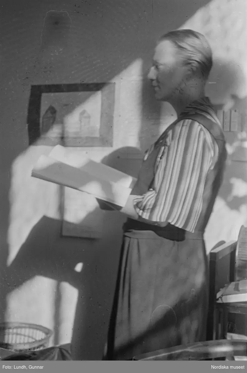 Motiv: Tyskland, Soc. dem. partikvinnor;
Porträtt av en person som håller en bok.

Motiv: Tyskland, Socialdem. partikvinnor;
Affisch "Tätigkeitsbericht D. Bezirksausschuss. Für  Arbeiterwohlfahrt Berlin 1931......", affisch "Geschäftsbericht 1931......", porträtt av en kvinna, porträtt av en kvinna "frk. Andersson",  en grupp kvinnor läser böcker och tidningsklipp.