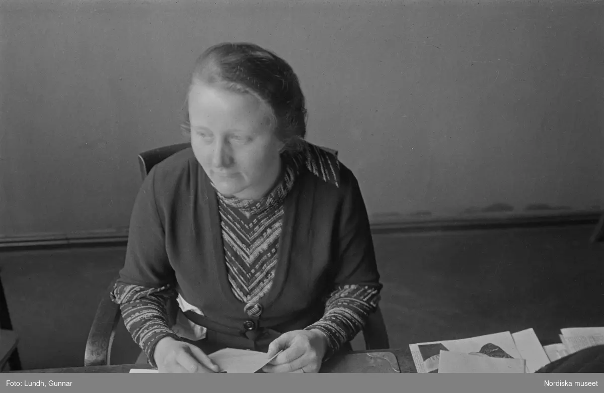 Motiv: Tyskland, Socialdem. partikvinnor;
Porträtt av en man i uniform "Reichsbannner".

Motiv: Tyskland, Socialdem. partikvinnor;
En man sopar skräp på gatan, en kvinna läser brev vid ett skrivbord.