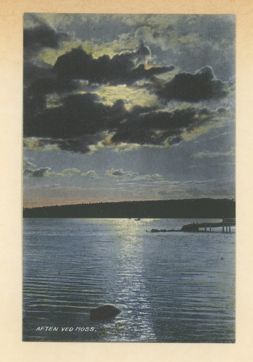 To identiske postkort. Solnedgang over Værlesundet.

Fotograf har stått ved Gernerbrygga/teglverket.	
Detaljer:	Brygger, søndre Jeløy.
Tekst på bildet: "Aften ved Moss".