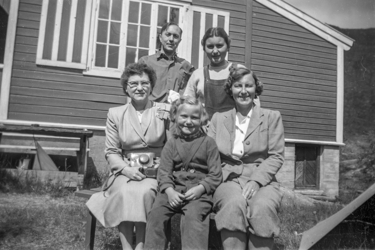 Familien Christensen på tur til Løyning i 1950.