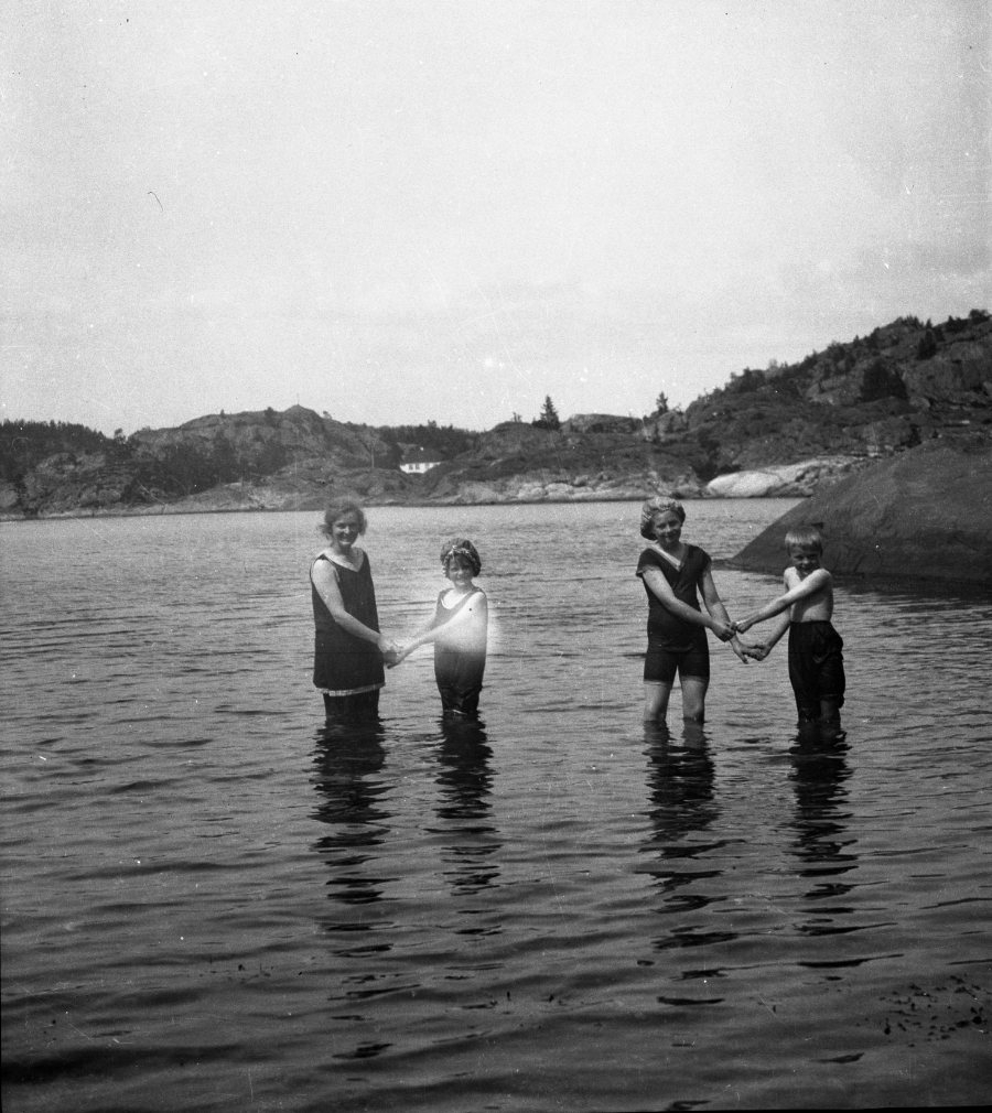 Fire badende,  Kalstadkilen? Ca. 1920 - 30