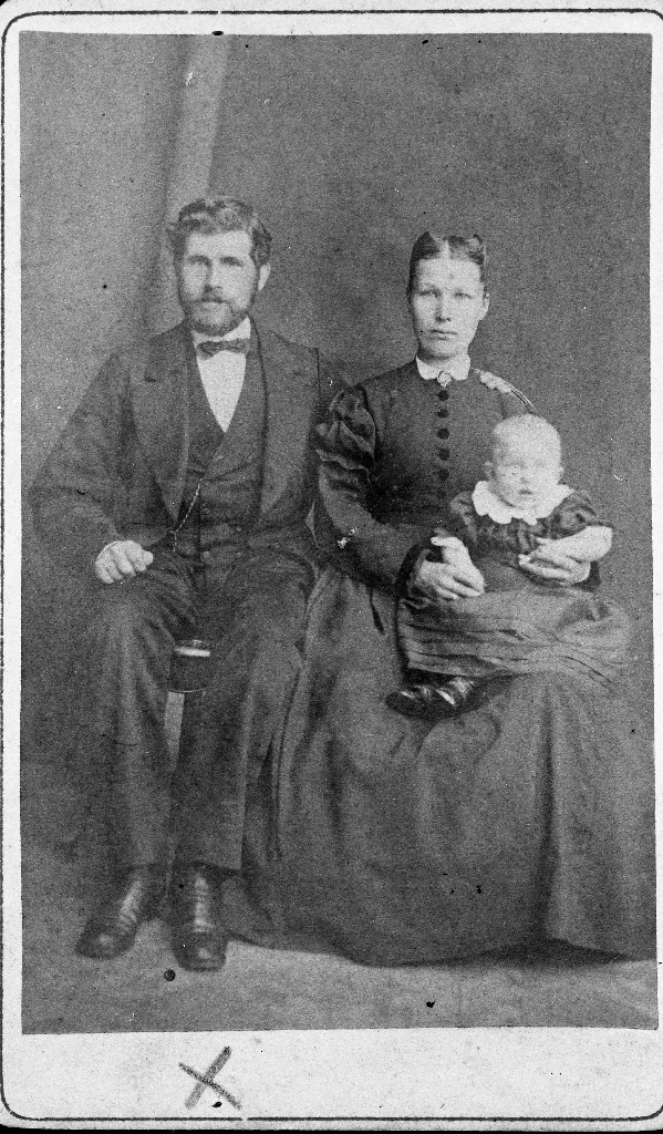 Tollef Knutsen (14.8. 1845 - 1907), døydde i Amerika. Han var skreddar og son til Knud Olsen Kverneland. 
Han var først gift med Marie Torvaldsdtr. og andre gong med Lisa Tunheim. Vi veit ikkje kven av dei det er som er med på biletet og heller ikkje namnet på barnet.