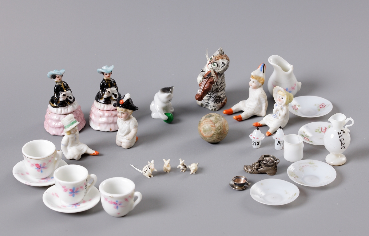 Diverse miniatyrföremål såsom porslinsfigurer, stenkula, djur och dockservis m. m.

Inskrivet i huvudkatalog 1970.