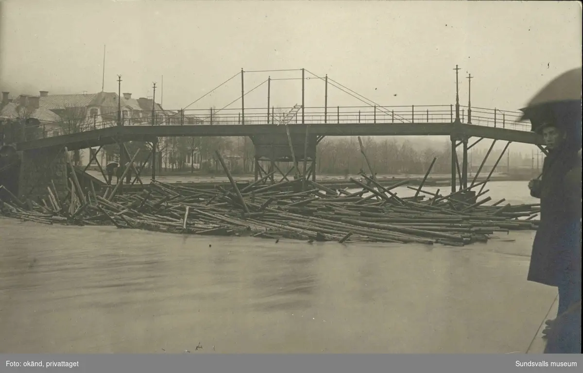 Vykort med motiv över en av broarna vid Selångersån under översvämningarna i Sundsvall 1919.