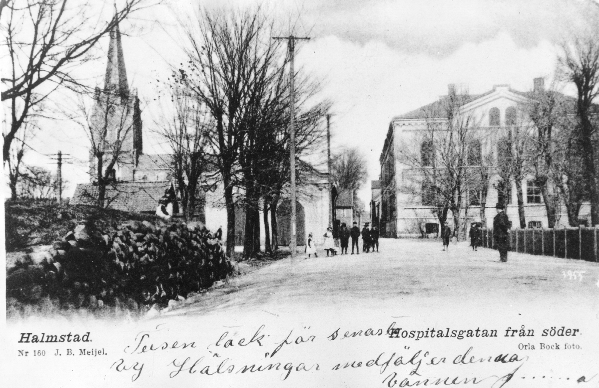 Hospitalsgatan, kv. St. Nicolaus Halmstad.
Till höger på bilden Gamla läroverket. Huset till vänster med portarna var landshövdingens stall med vagnsport sedermera hade Dragarelaget (ett åkeri) sina hästar där. Vagnarna ställdes i parken. Huset till vänsteom landshövdingens stall var småskola på 1890-talet.