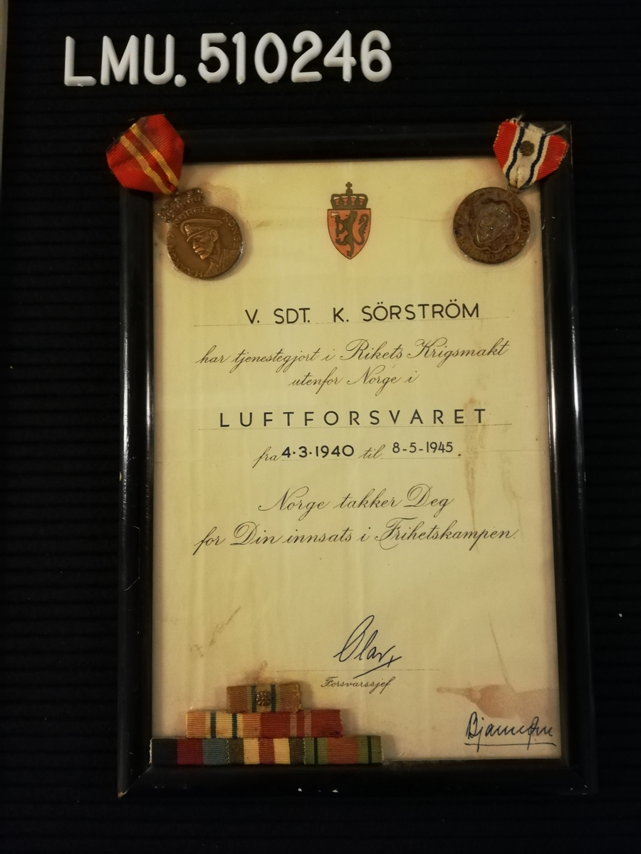 Diplom gitt til V.SDT. K. Sørstrøm for tjenestegjort i Rikets Krigsmakt utenfor Norge
Diplomet er signert av kong Olav 5.
Diplomet er innrammet.