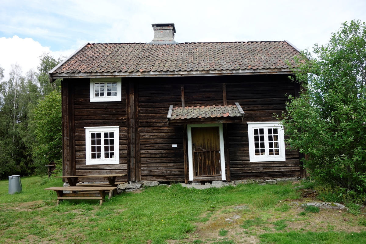 Bygning fra Taraldstun Jøndal. Brukt som kårstue, drengestue, bryggerhus og hønsehus. Flyttet og oppført ca. 1960-70.