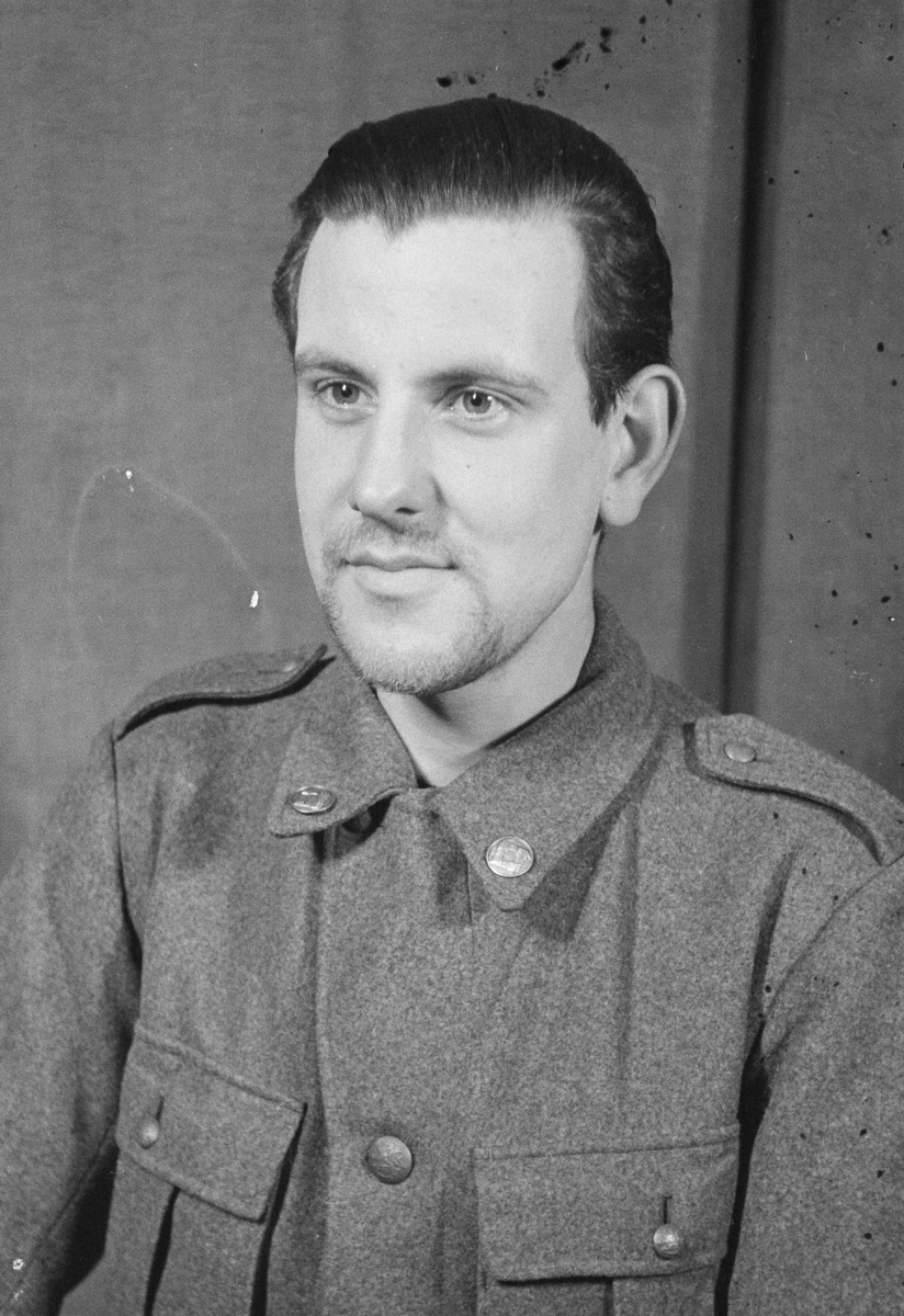 Porträttfoto av soldat Persson (nummer okänt) vid F 19, Svenska frivilligkåren i Finland under finska vinterkriget, 1940.