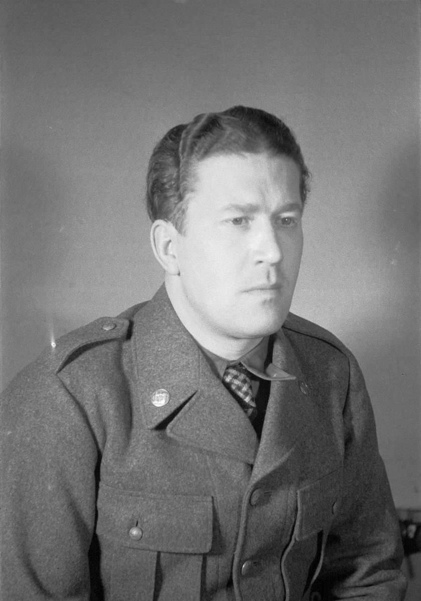 Porträttfoto av fältväbel Bertil Bjällby (nummer 890), flygförare vid F 19, Svenska frivilligkåren i Finland under finska vinterkriget, 1940.