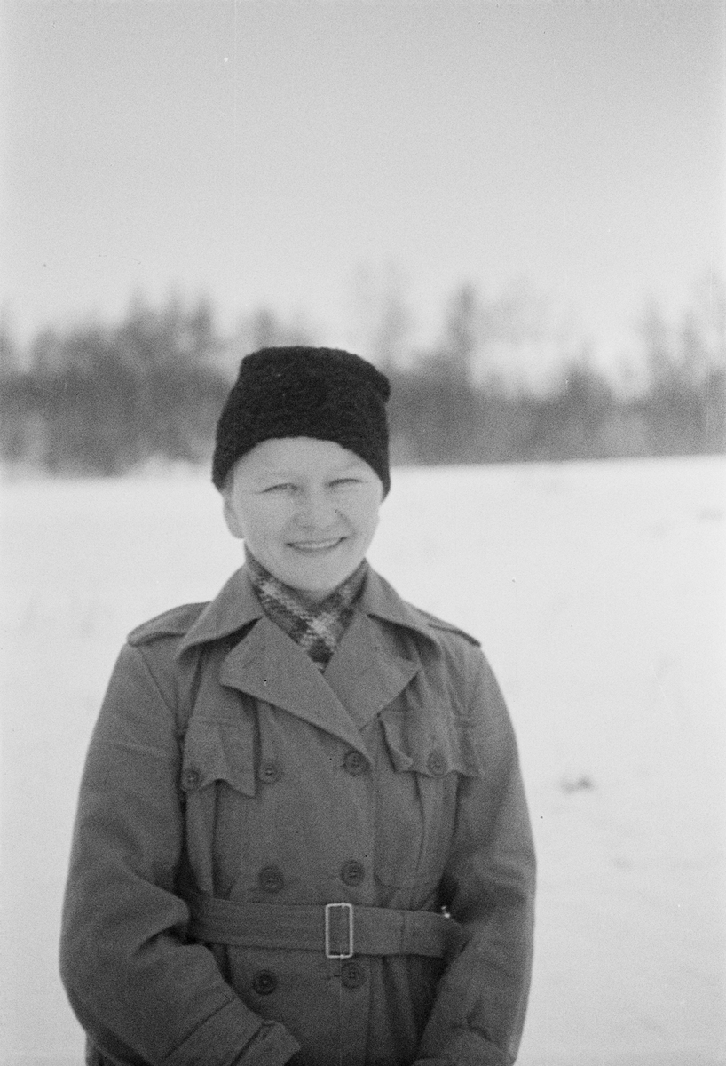 Porträttfoto av fru Vajala, finsk frivillig under finska vinterkriget. Bild från F 19, Svenska frivilligkåren i Finland, 1940.