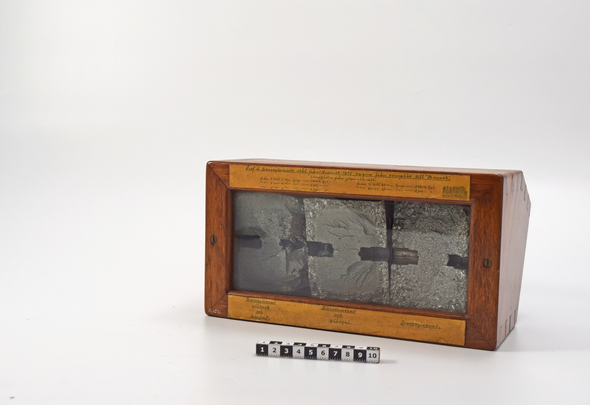 Stål Harveyserat från Crensot 1895 , förvarat i en glastäckt låda av trä