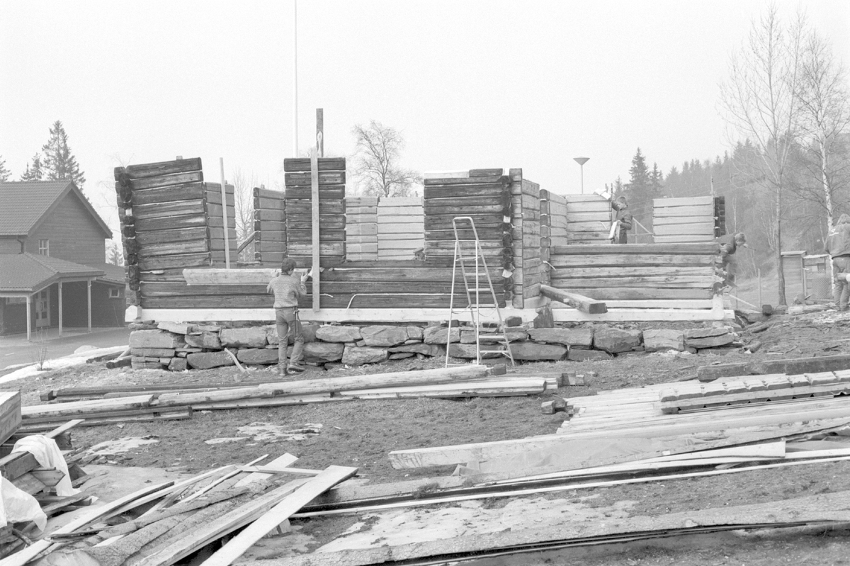 Attreising av Røn gamle skule i 1989.