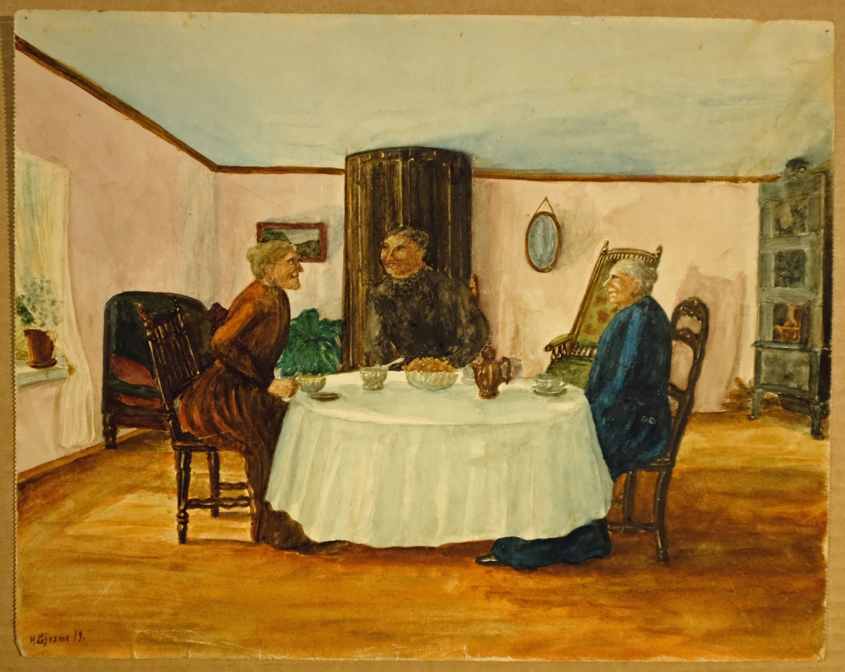 Tre eldre kvinner sitt rundt eit pent dekka bord og drikk te. I bakgrunnen ser vi ein kakkelovn, ein gyngestol, eit spegl, ,eit høgt avrunda skap, ein plante, eit maleri, ein sofa og delar av ein vinduskarm.