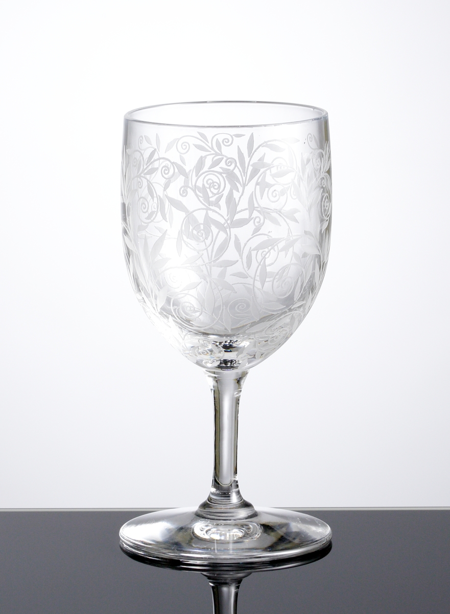 Vinglas i ofärgat klarglas med dekor bestående av etsade bladrankor.