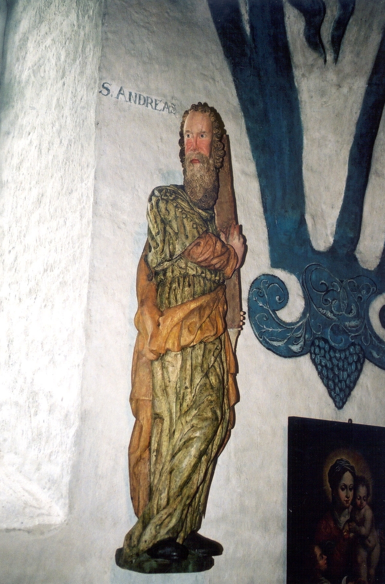 Träskulpturer föreställande apostlarna Andreas och Simon i Brahekyrkan på Visingsö, Jönköpings kommun.
