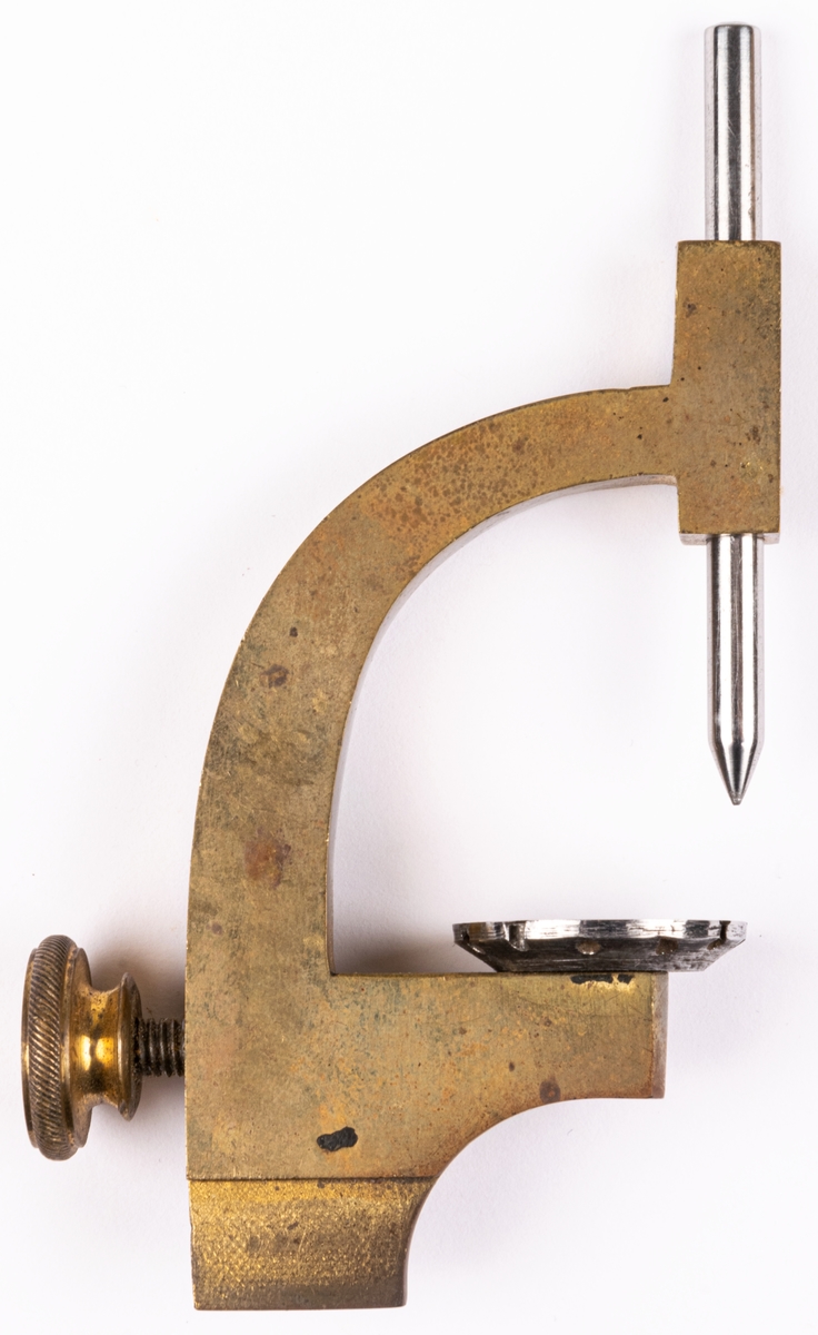 Stansapparat, av mässing med stans av stål. Har använts i Sehlbergs urmakerivverkstad, 1926.
