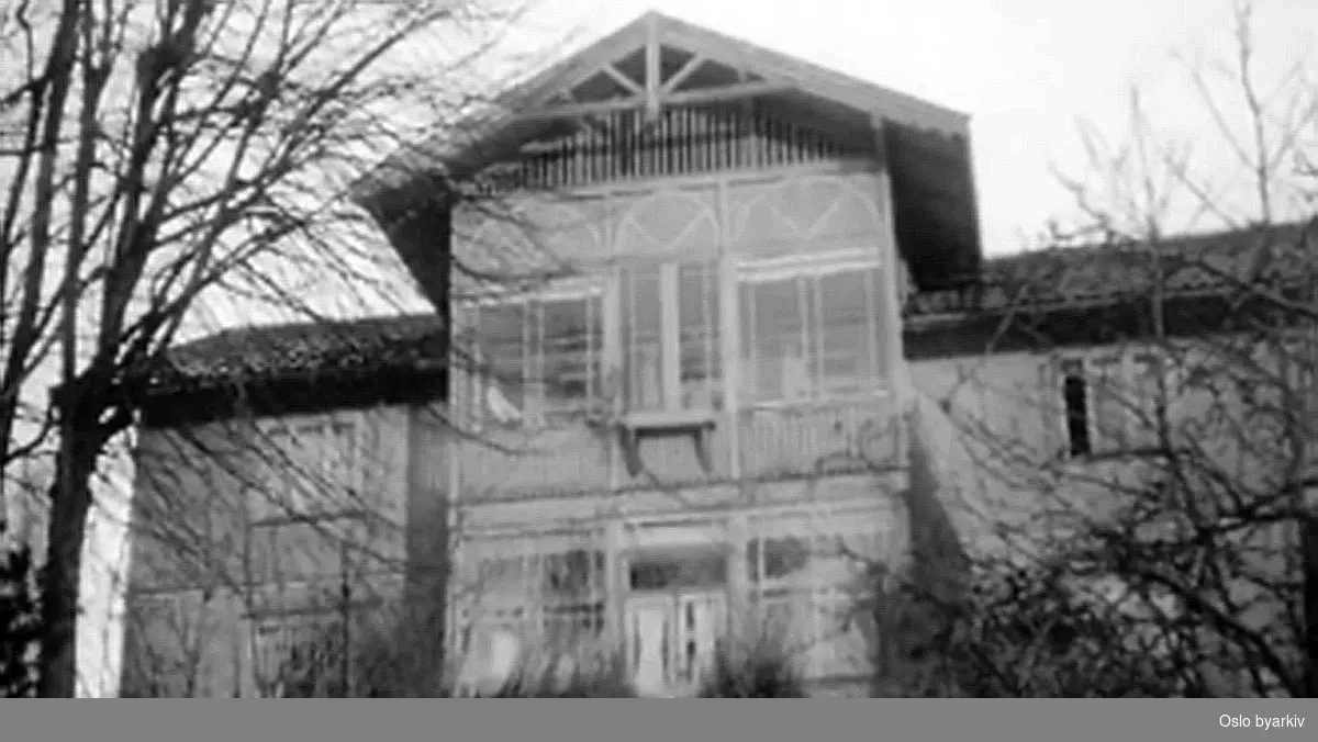 Fra kunstner-kolonien i Oslo på 1950-tallet. Ekely var maleren Edvard Munchs eiendom på Ullern i Oslo, der Oslo Kommune oppførte en kunstnerkoloni. Vi ser billedhuggeren Hilt og flere andre norske kunstnere i arbeid.