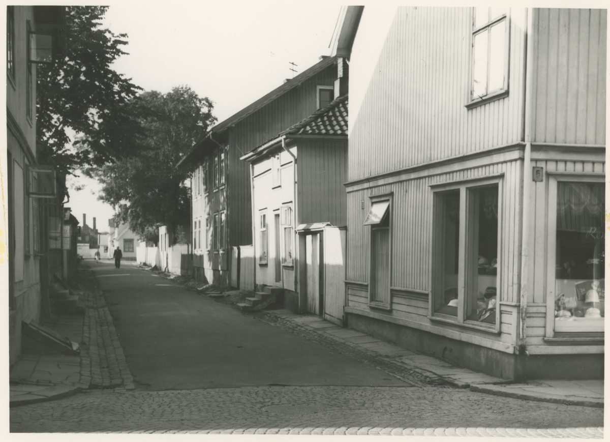 Sykehusgata. Ca. 1940.

Fotograf har stått i Jeløygata.
Detaljer: Jeløygata 5, Sykehusgata 6.
Historikk: Disse ble revet da Rådhusbrua skulle bygges i 1961.