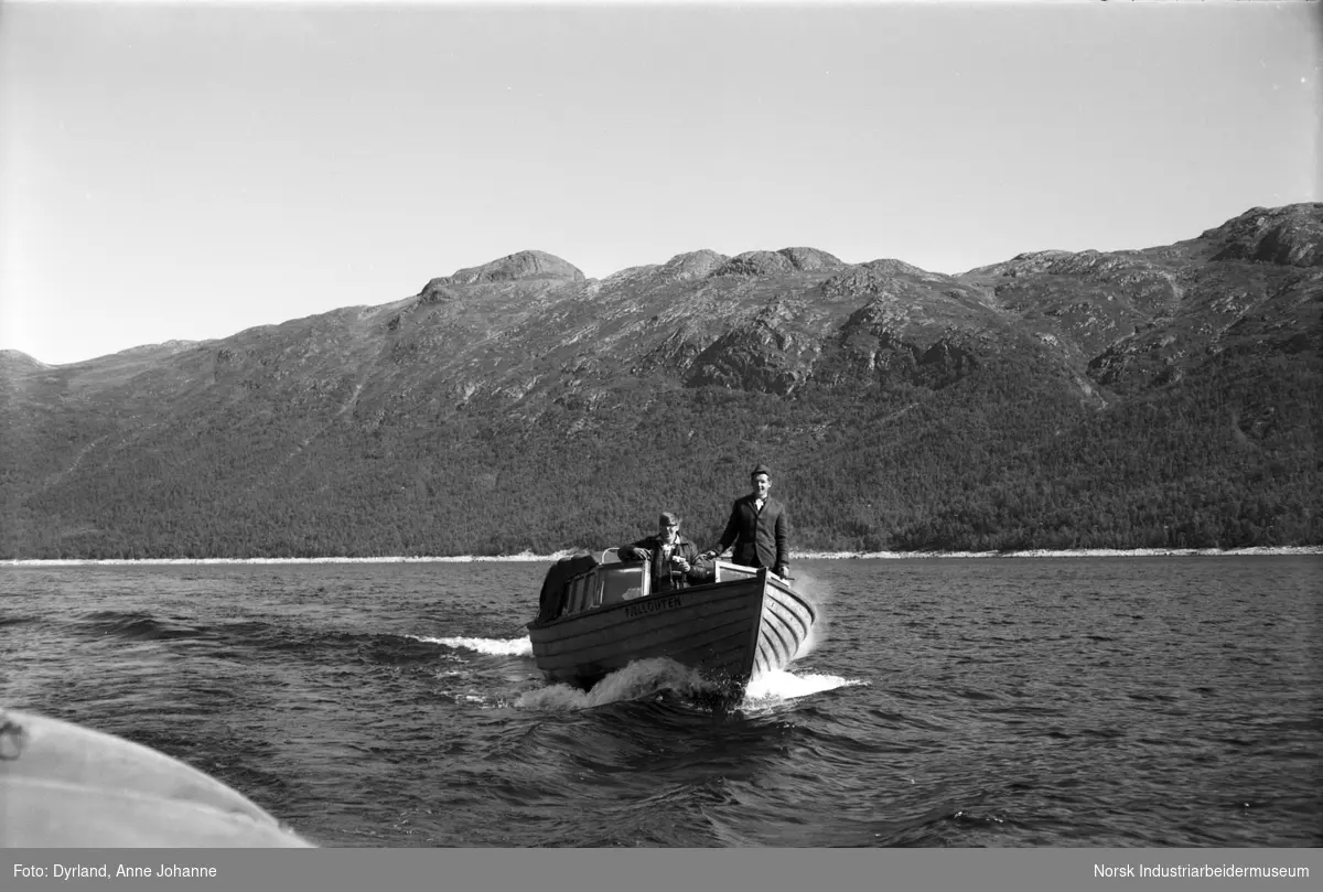 Jon Åkre og en til mann i båten Fjellguten på Møsvatn