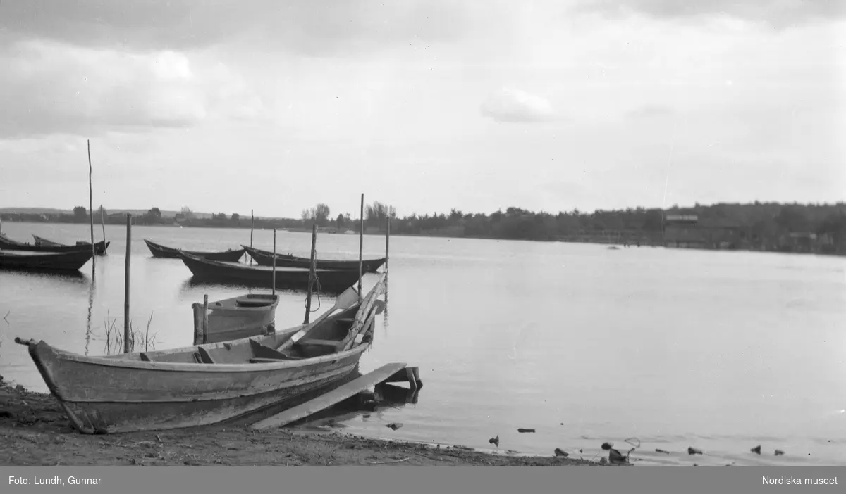 Motiv: Utlandet, Berlins Omgivningar 157 - 177 ;
Landskapsvy med förtöjda båtar på en sjö, en hamn med båtar, anteckning på kontaktkarta 172 "detalj av båt på Wannsee".
