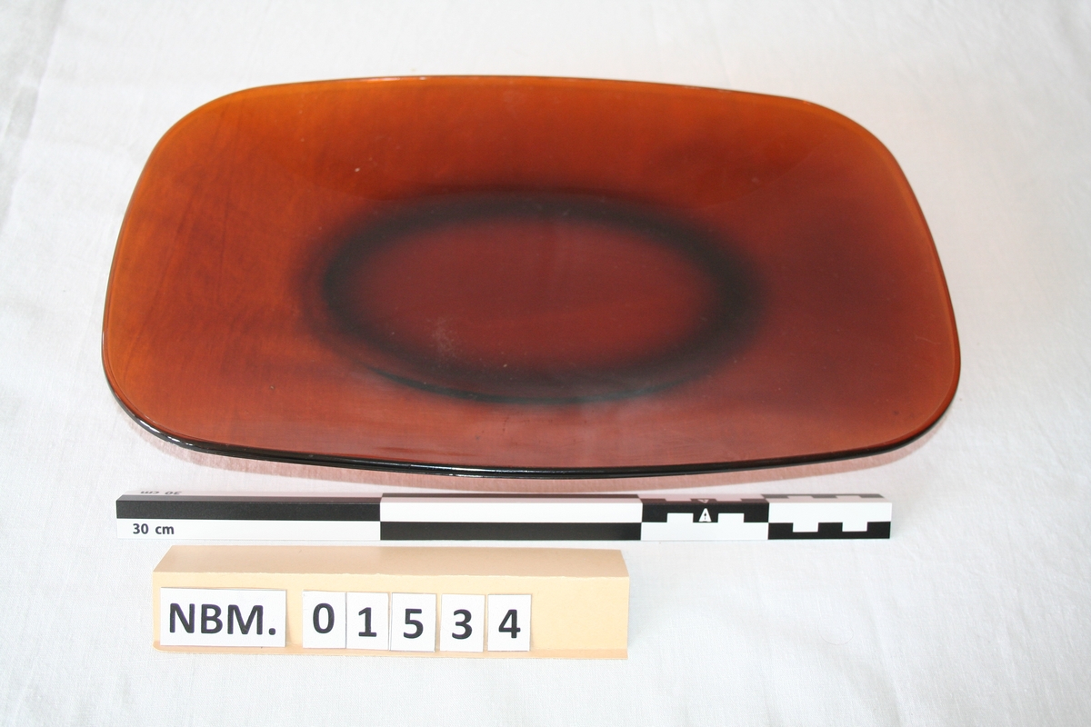Form: Ovalt med runde kanter.