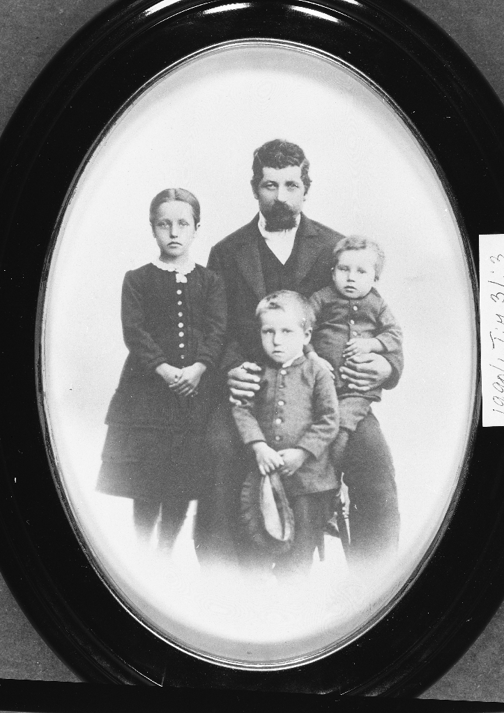 Eilef Berntsen Bryne (1848 - 1898) med borna, f. v. Sina Bryne (1879 - 1944), Bernt Bryne (1882 - ) og Abraham Bryne (1885 - )