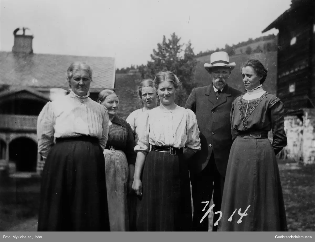 Fra tunet på Myklebø. 
Marie Myklebø Knutsen, Kristane Bjørlien, Asta og Svanhild Knutsen, Hans Johansen og frue fra Danmark.