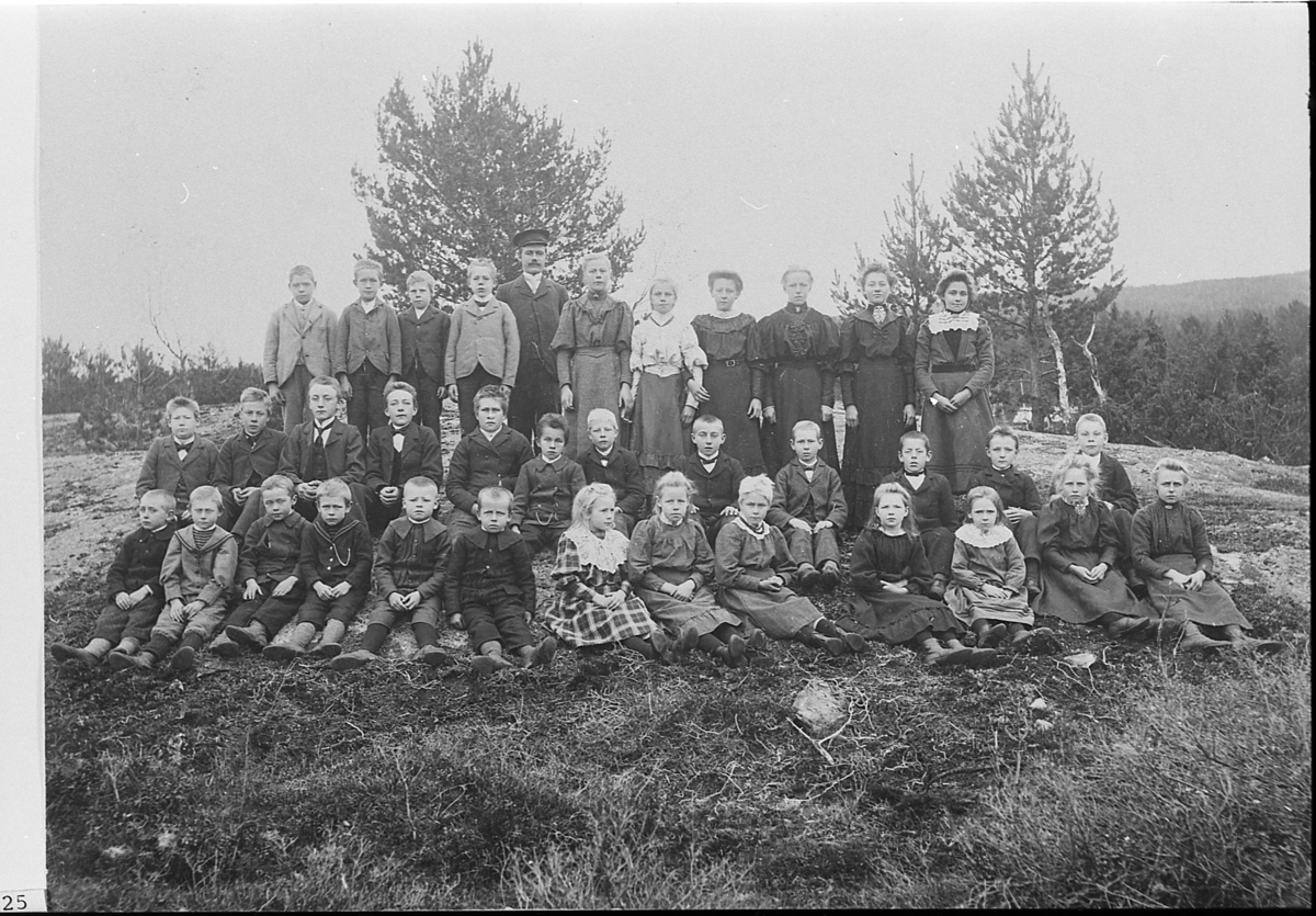 Klassebilde fra Eidal skole, ca. 1905.