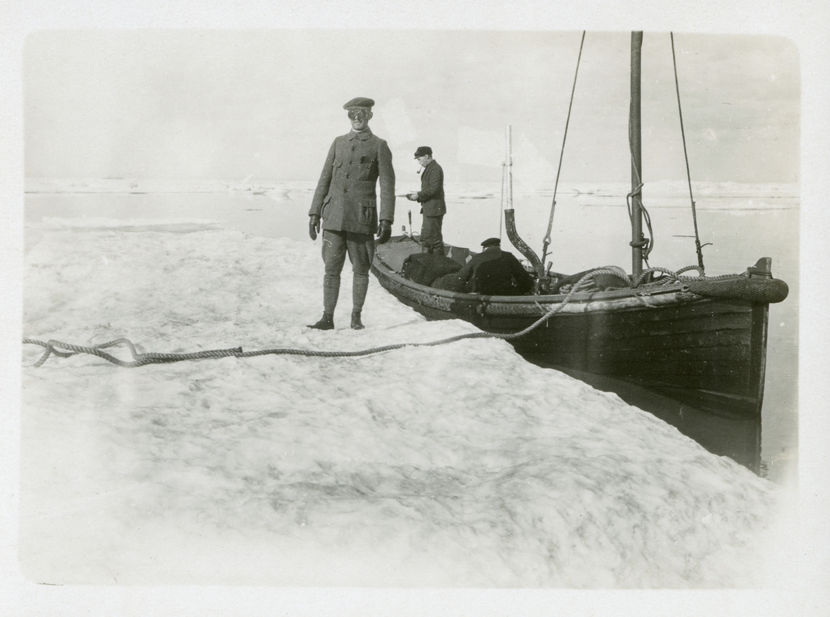 Albrekt Ellsén på ett isflak framför Halvars motorbåt. Karahavet 1919.