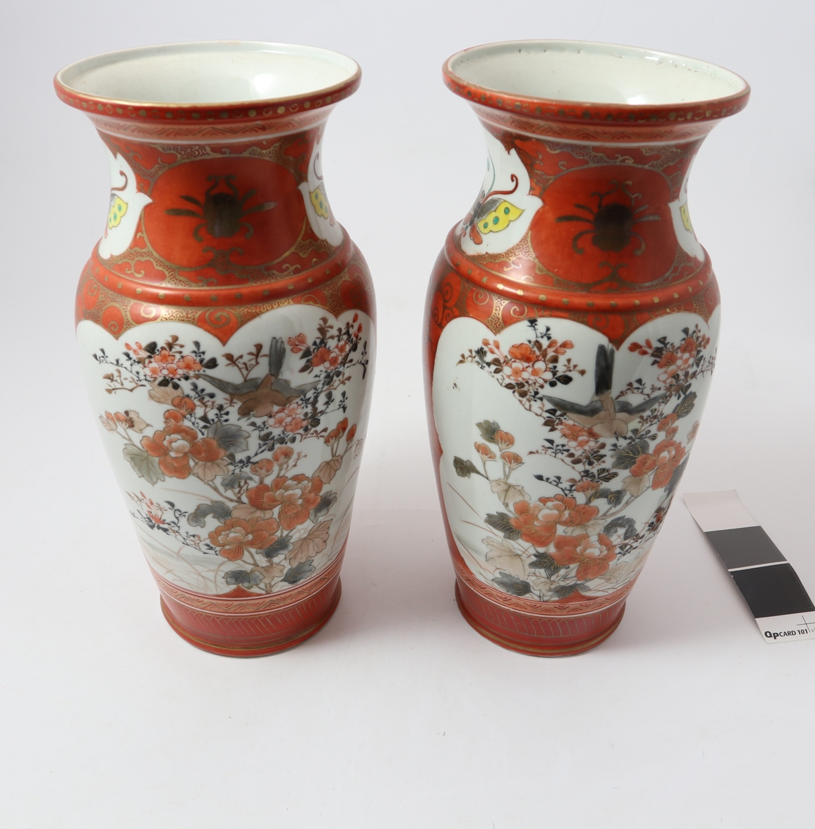 Dekor: Begge vasene: Fulg blandt blomstrende kvister/to gutter ved brettspill og en eldre mann