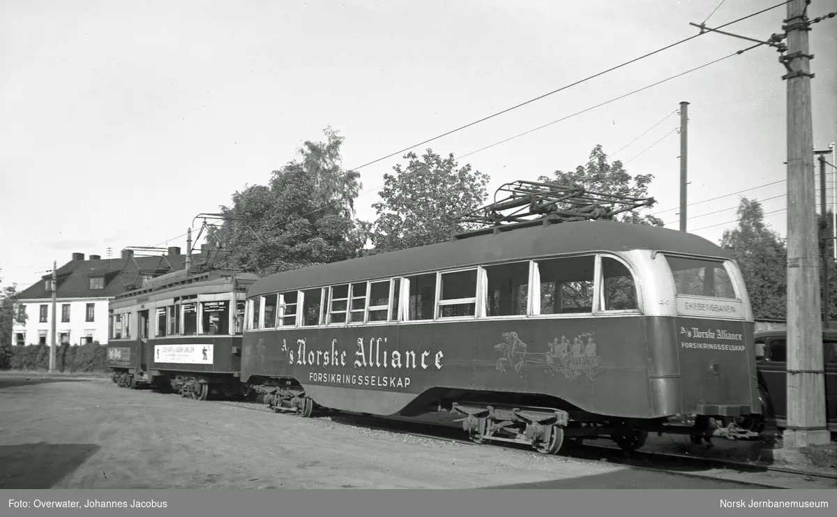 Ekebergbanens tilhengervogn nr. 1044 (nærmest) og motorvogn nr. 1016 på Holtet stasjon