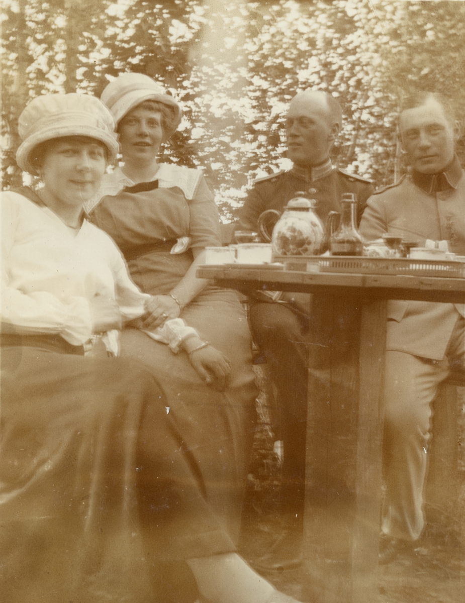 Text i fotoalbum: "Kaffe med avec utanför A 4 sommaren 1914".