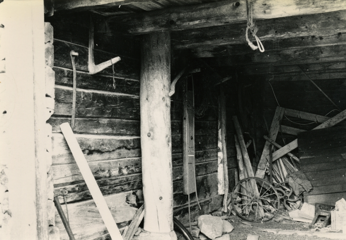 Dokumentasjonsbilder i serie av interiøret og nedtakinga av Opshaugløa. Bilda viser hvor den stod før.