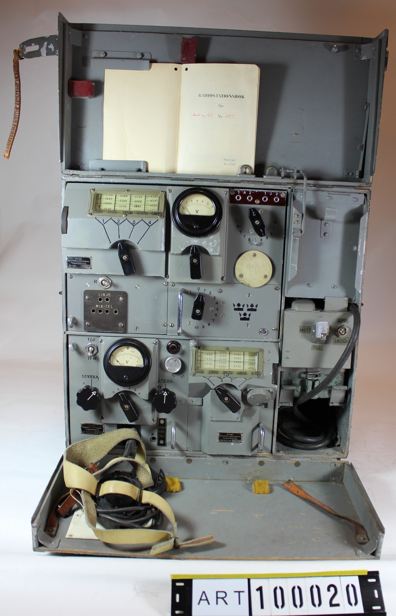 Radiostation 10 W Br/4 m/39-43

Bärbar kortvågsstation för telgrafi (A1) och telefoni (A3).
Anskaffades i början av 1940 och avvecklades 1960 talet.

Tekniska data:
Sändningsslag:	         Telegrafi (A1) Telefoni (A3)
Antenneffekt:	         5 – 7 W vid A1 6 – 8 W vid A3
Antenn:		                  Kastantenn bestående av 2 st ca 9 m långa antennlinor samt 2 st linor av 
                                          samma längd, vilka tjänstgör som motvikt.
Räckvidd:	                  Med normalantenn Telegrafi 50 km Telefoni 20 km
Frekvensomfång:	          Sändaren 2500 – 5000kHz
                                          Mottagaren 1300 – 6100 kHz 
Moduleringsslag:           Amplitudmodulering
Sändartyp:	                  Självstyrd oscillator, effektsteg, mottagarktkopplat modulatorsteg Mottagartyp:	                  Superheterodynmottagare med mellanfrekvensen 1200 kHz.
                                          Överlagringsoscillator för telegrafimottagning.
Rörbestyckning:	          Sändaren 2 st AL1, 2 st KL4
                                          Mottagaren 3 st K2, 1 st KL4
Strömkällor:	                  H a n d g e n e r a t o r n lämnar två olika spänningar: 8 och 350 volt. Den 
                                          förstnämnda spänningen matar sändarrörens glödtrådar och S-M- reläets 
                                          manöverlindningar vid sändning A1 samt kan dessutom användas för  
                                          laddning av stationens Nifeackumulatorer.
                                          T o r r b a t t e r i e t av typ A126 lämnar spänning till mottagarrörens anoder 
                                          och till vissa galler.
                                          N i f e a c k u m u l a t o r e r n a av typ D10 matar mottagarrörens glödtrådar, 
                                          fungerar som mikrofonbatteri och avger manöverström till S-M-reläet vid 
                                          telefonisändning.
                                          Till 10 w Br/4 finns dessutom ett torrbatteri av typ A 4,5 vilket lämnar 
                                          erforderlig gallerförspänning vid nödmottagning.
Effektförbrukning:	  Vid sändning vågtyp A1 Handgeneratorn 8V / 12W, 350V / 27,3W
                                          Vid sändning vågtyp A3 Handgeneratorn 8V / 11,2 W, 350V / 36,75W
                                          Nifeack	4,8 volt	5,5 watt
Vikter:	                         10 W Br m/39 2 bördor: 	
	                                       Apparatlåda med innehåll	                   25,3 kg
	                                       Handgenerator med packfickor            8,7 kg
	                                 10 W Br/4 m/39-43 4 bördor:	
                                               Sändarlåda med innehåll	                   11,9 kg
                                               Mottagarlåda med innehåll	           10,7 kg
                                               Batterilåda med innehåll	                   10,9 kg
                                               Handgenerator	                                   12,8 kg


SoldI Signal 1942:
Stationen är utförd för telegrafering med och utan ton samt för telefonering. Den har en räckvidd av omkring 50 km vid telegrafering och 20 km vid telefonering.
Stationen förekommer i flera olika utföranden.

10 watts bärbar radiostation (10 W Br) är utförd i två bördor. Den ena bördan utgöres av apparatlådan, som innehåller sändare, mottagare och batterier. Den andra utgöres av hand- generatorn med packfickor.

10 watts cykelradiostation (10 W Cl) är utförd för cykeltransport och är uppdelad i fyra enheter: sändaren, mottagaren, batterilådan och handgeneratorn.

10 watts klövjeradiostation (se fotnot) (10 W Kl) är utförd för klövjning och är uppdelad i fem enheter – sändaren, mottagaren, batterilådan, materiellådan och handgeneratorn.

10 watts infanteriradiostation (10 W IBr) är utförd för bärning i fyra bördor på samma sätt som 10 W Cl.

Mottagaren består av A-del och B-del.
Vid långa förbindelseavstånd användes kastantenn, vid korta markantenn. 
Vid mottagning under marsch använder 10 W IBr och 10 W Kl stavantenn.

10 W stationerna blev en enhetsstation för hela armén och ingick i samtliga truppslag. P g a kriget och därmed en kraftig upprustning av försvaret blev tillverkningen mycket mer omfattande än vad man någonsin beräknat i de ursprungliga planerna.
Enligt KAFT Dnr H050:64:1067 1943-12-08 angående behov av viktigare krigsmateriel var detta för
10 W Br	1 710 st och
10 W Br/4	545 st.

Sven Bertilssons kommentarer
Som värnpliktig 1954/55 vid Kungl Värmlands regemente utbildades jag till telegrafist på 10 W Br/4. Den ingick då som bataljonschefens radioförbindelse med brigadstaben. Min erfarenhet var att det var svårt att få förbindelse på längre avstånd. Den ville gärna driva i
frekvens. Som beställningsmannaaspirant och senare armétekniker vid Arméns Signalskola på Marieberg i Stockholm fick jag lära mig att reparera och trimma stationen. Jag var senare också instruktör för värnpliktiga signalmekaniker.
Erfarenheten var också då att den var svår att trimmad p g a frekvensdrivning. Men det var kanske inte så underligt. Stationen var då gammal och arbete pågick vid Standard Radio med utveckling av den nya kortvågsstationen Ra 200. De första Ra 200 levererades 1958, men 10 W-stationen fanns kvar i arméns krigsorganisationen ända in på 1960-talet.

Beskrivningar
Instruktion för 10 watts bärbar radiostation 10 W Br/m39
Del I handhavande fastställd av KATF SiB/040 den 15 augusti 1944

Beskrivning av radiostation 10 W Br/4 m39-43 Tc 91021 1949 och 1956 års upplagor fastställd av KAFT år 1949

Instruktion för 10 watts bärbar radiostation 10 W Br m/39, 10 W Br m/39-43 Del II service Fastställd av KATF den 24 februari 1943. Dnr MB2/040:4003

Beskrivning av 10 watts bärbar radiostation 10 W Br m/39, 10 W Br/4 m/39-43 Tc 91010 Tc 91020 Del II Fastställd av KAFT SiB/040:3166 den 6 december 1950

Detaljkatalog över radiostation 10 W Br m/39 och radiostation 10 W Br/4 m/39-43

Fotnot:
Klövjning är transport med packdjur som bär last på ryggen. Ofta används särskilda klövsadlar eller packväskor som hänger på båda sidor om djuret för jämn fördelning av vikten. Klövjning används särskilt i oländig terräng, där hjultransporter är omöjliga.

Underlag till ”beskrivning” är i huvudsak hämtat ur Försvarets Historiska Telesamlingar
Armén, sammanställning över arméns lätta radiostationer under 1900-talet av
Sven Bertilsson och Thomas Hörstedt (Grön radio).
