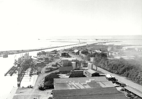 Foto över hamninloppet och bl.a. varvet och gjuteriet.