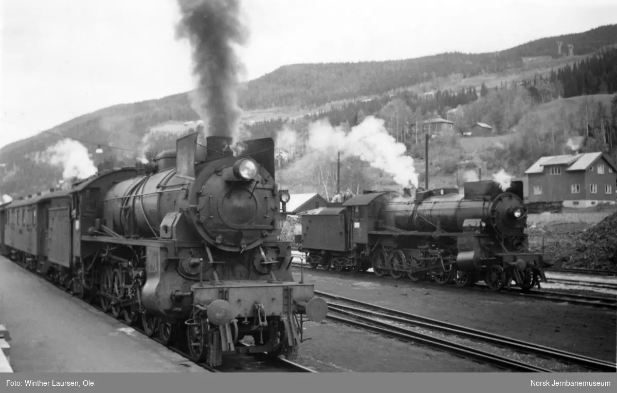 Damplokomotiv type 31b nr. 427 med dagtoget fra Oslo Ø til Bergen på Ål stasjon. Til høyre damplokomotiv type 31b nr. 416