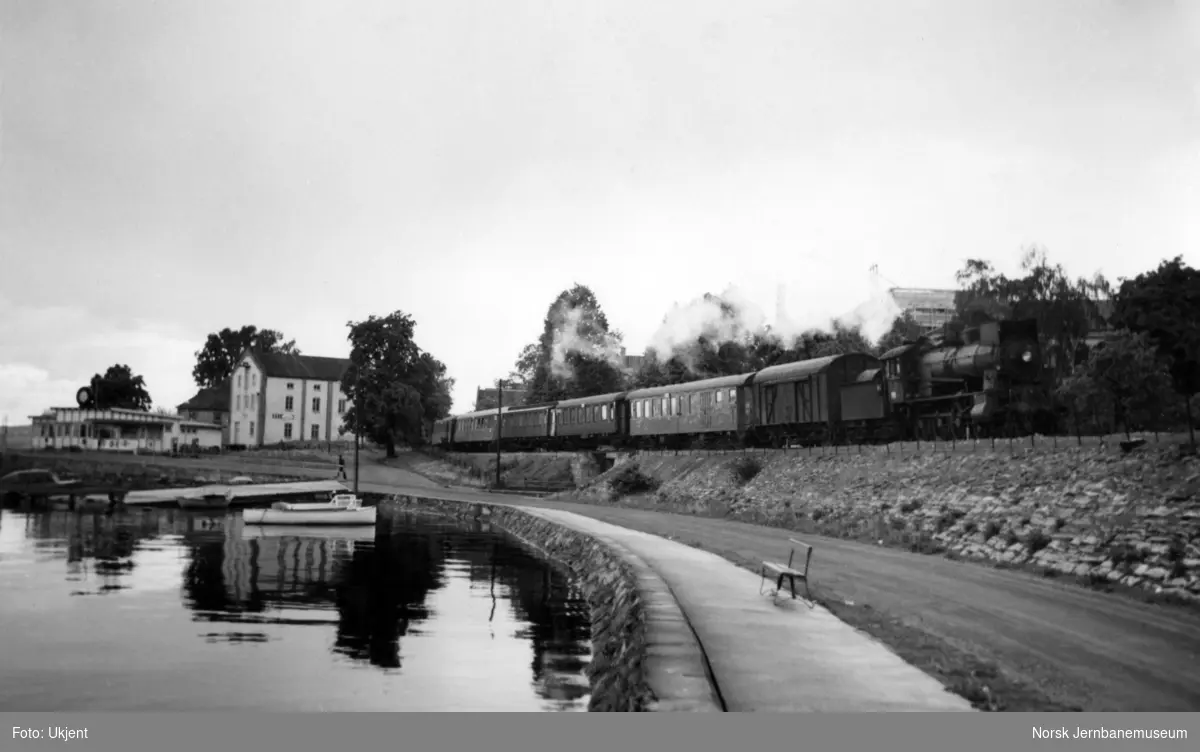 Damplokomotiv type 30b med persontog til Oslo Ø kjører inn mot Hamar stasjon