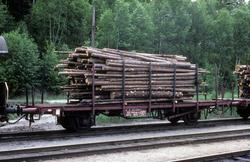 Plattformvogn litra Kbkkmp-y nr. 322 0238 lastet med tømmer 