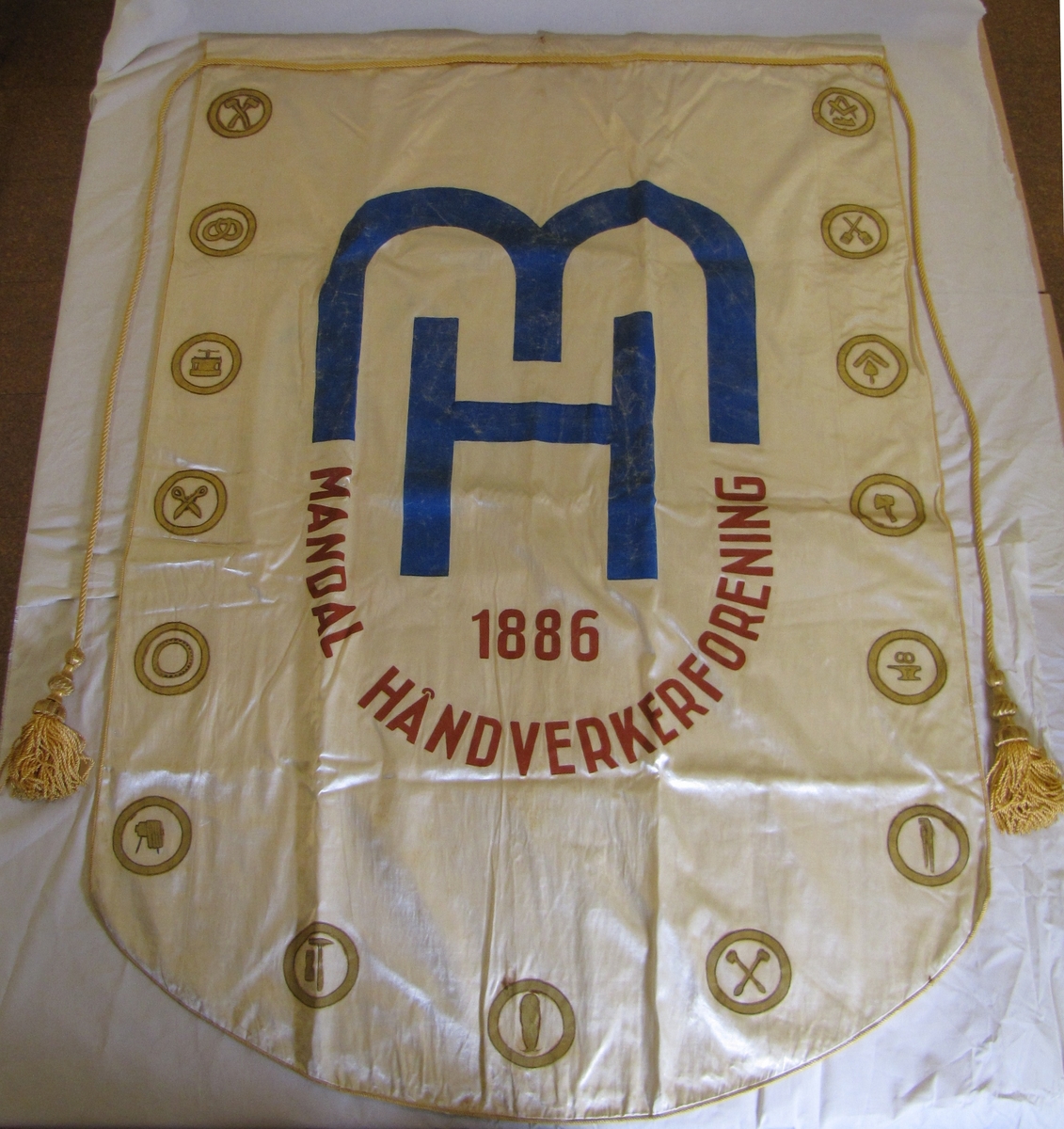 Mandal Håndverkerforenings fane i silke, med trykt motiv på begge sider.
