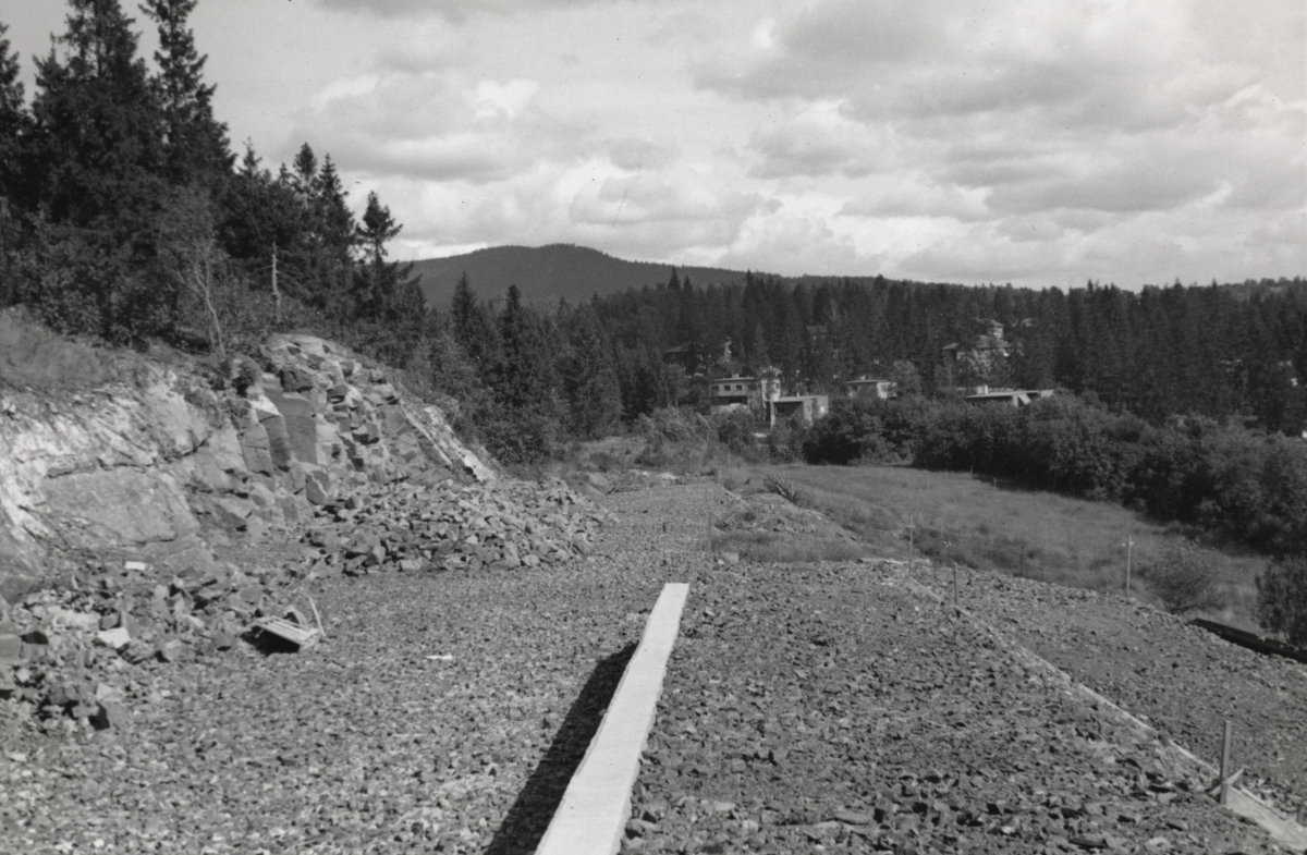 Fra byggingen av banen mellom Lysakerelven og Sørbyhaugen, her i nærheten av Motebello i retning Husebybakken