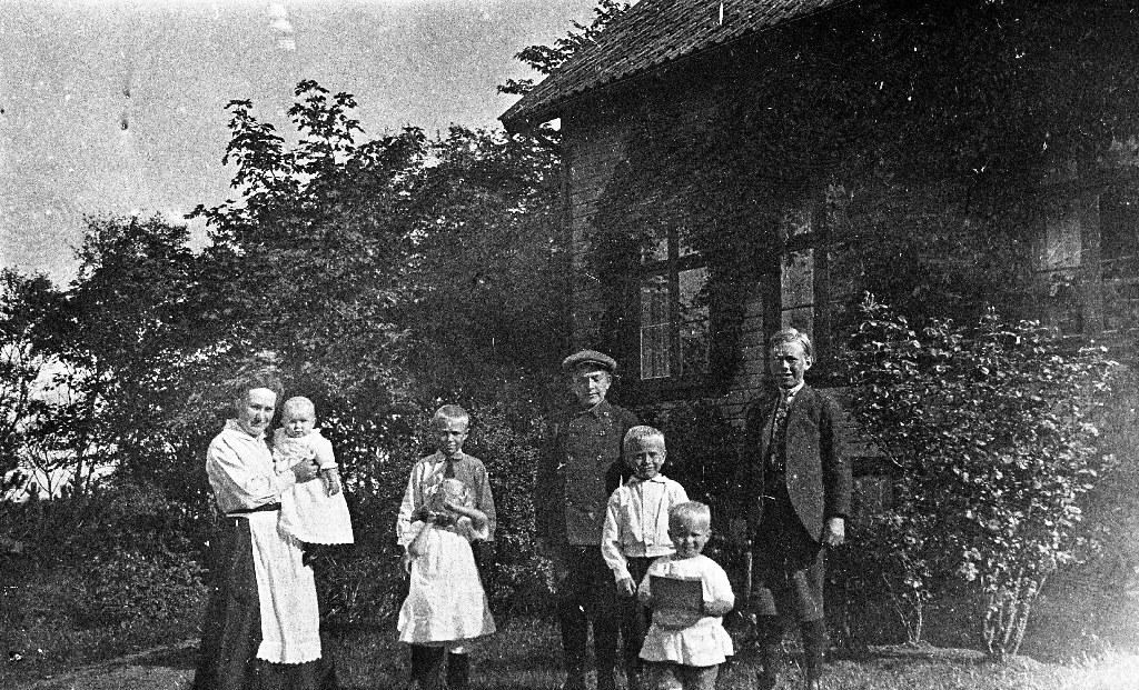 Prestefamilien Helle framfor våningshuset på Lye prestegard. Frå v. fru Johannes Helle, Mari, Zacki, Lars Kaare, Hans, Karo, Gunnar. Johannes Helle var prest i Time frå 1914 til 1923.