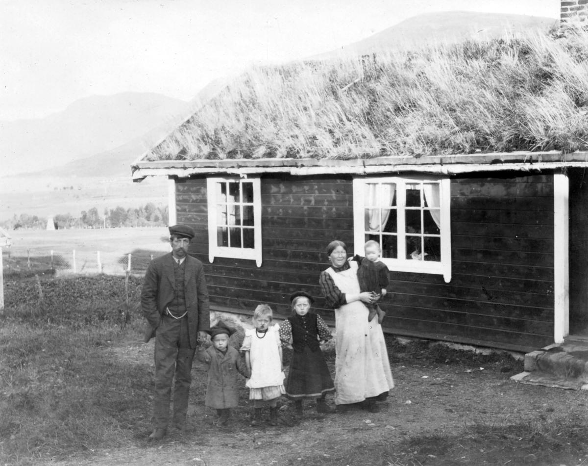 Familie foran hus på Svanviken, ca. 1914.