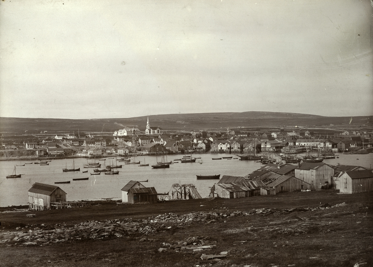 Vadsø by før krigen. Svein Foyns hvalfangsstasjoin i forkant. Vi ser Vadsø by fra Øya mot byen.