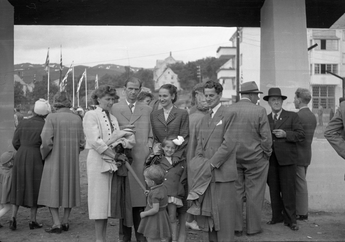 Gruppebilde tatt foran inngangsportalen til Harstadmessa 1953.