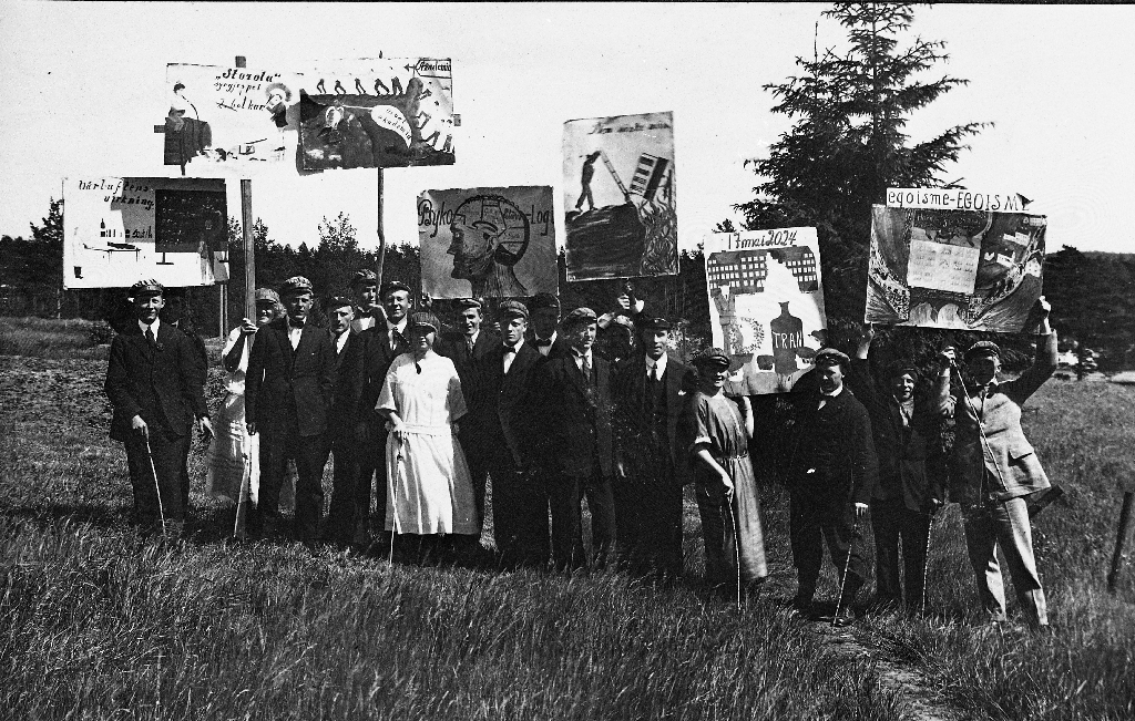 Rødrussen på Bryne 17. mai 1930 ??. Her er dei samla på Geidahodnet med plakatar.