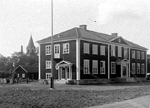Folkskolan och i bakgrunden syns kyrktornet på Sävare kyrka.
Skolan byggdes 1934 och användes till 1973. 
Används nu som församlingshem o pastorsexpedition.