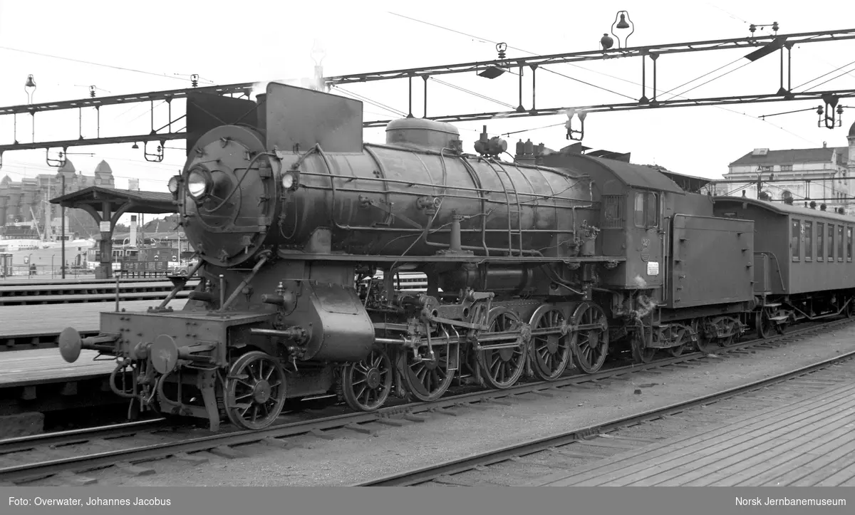 Damplokomotiv type 31a nr. 320 med persontog til Gjøvikbanen på Oslo Østbanestasjon. Fremst i toget personvogn litra Co4a