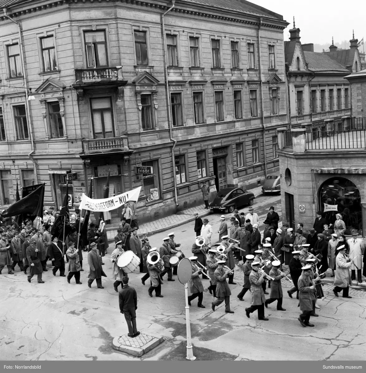 1 maj 1959 med talare på läroverksplanen samt demonstrationståg på Köpmangatan och torget.