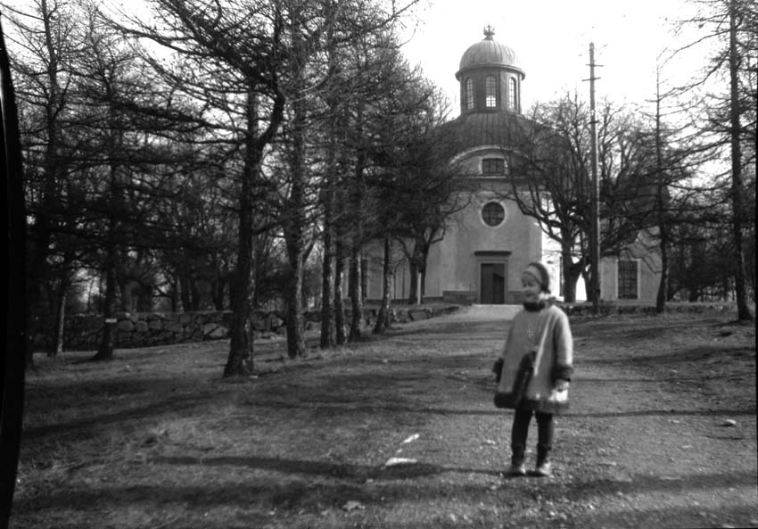Flicka framför Kung-Karls kyrka, Kungsör.